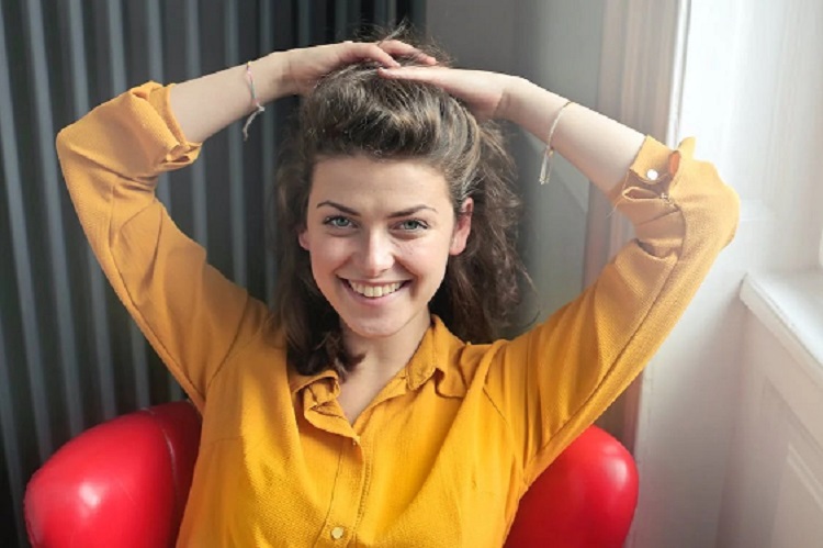 https://www.pexels.com/photo/woman-wearing-yellow-button-up-long-sleeved-dress-shirt-774095/